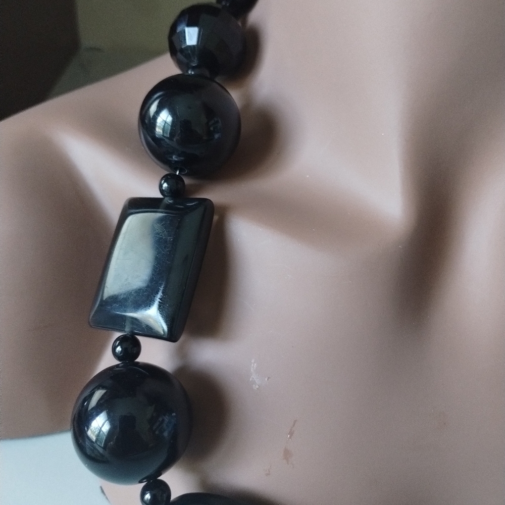 **Black Elegance - Chunky Resin-Based Statement Necklace (Preowned) 🖤📿** - Picture 3 of 4